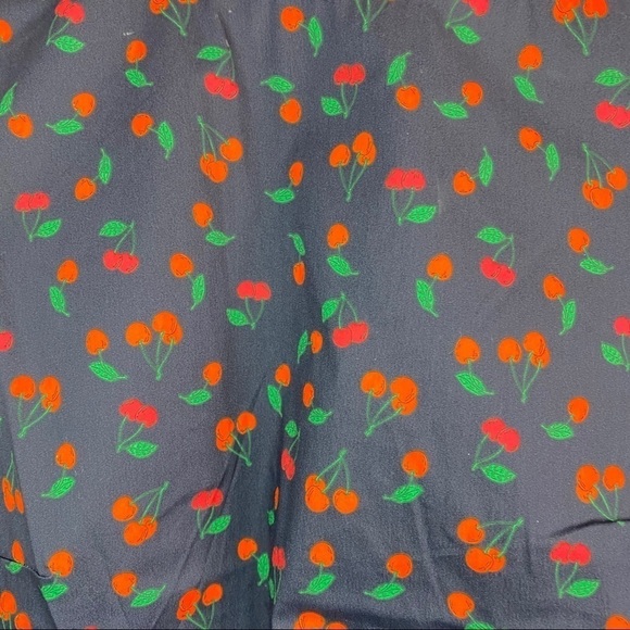 1901 New Without Tags Navy Tossed Cherry Side Button Poplin Tank Top - Picture 6 of 9